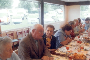 les membres du club de l'amitié de logues sur mer