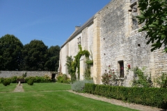 le-petit-jardin-au-seuil-du-refectoire-des-moines-1