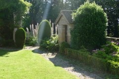 le-petit-jardin-au-seuil-du-refectoire-des-moines-2