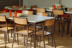 les-tables-de-la-cantine-de-longues-sur-mer
