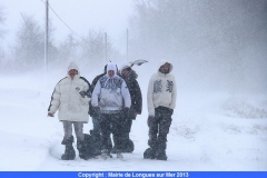 53-des-promeneurs-dans-le-vent-et-la-neige