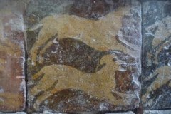 les-carreaux-vernisses-dans-le-refectoire-des-moines-2